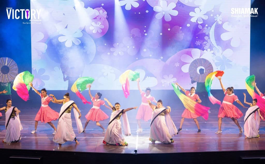 VAF showcase with fan veils